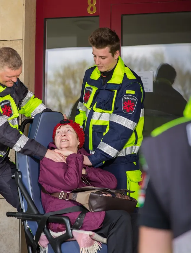 Betegtaxi – mentőápoló beteg mozgatása közben